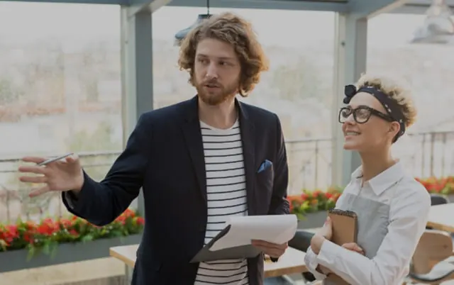 Dos personas de un restaurante revisando un pedido en su local